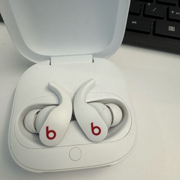 Beats White Wireless Earbuds